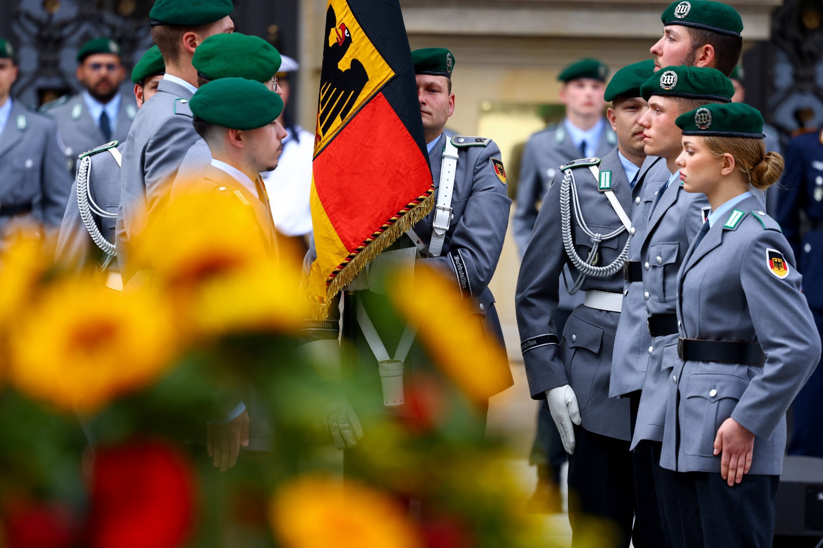 جنود من القوات المسلحة الألمانية خلال حفل أداء اليمين للمجندين الجدد أمام مجلس النواب في برلين بألمانيا. 23 مايو 2025