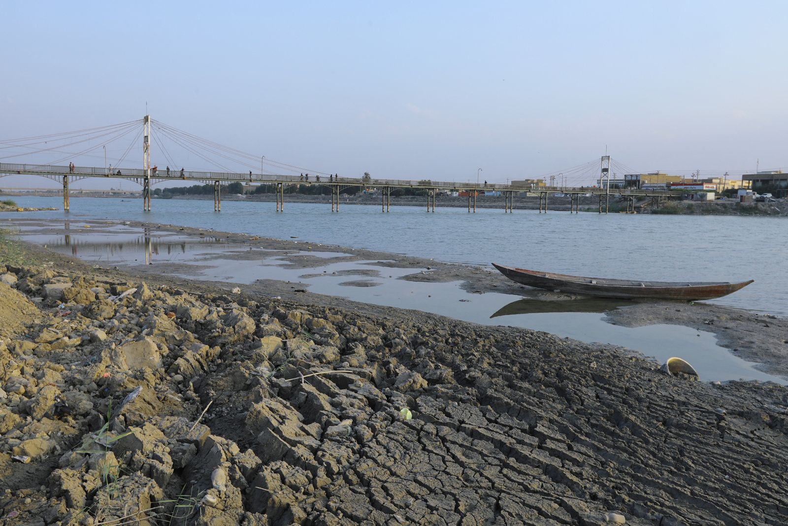 قارب مهجور على ضفة نهر الفرات المتأثر بالجفاف الناجم عن انخفاض منسوب المياه مدينة الناصرية، محافظة ذي قار العراق. 8 نوفمبر 2022 - AFP