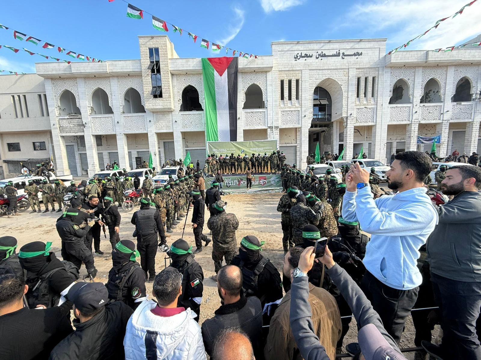 Palestinians gather as Hamas and Islamic Jihad militants prepare to release hostages who had been held in Gaza since the deadly October 7, 2023 attack, as part of a ceasefire and a hostages-prisoners swap deal between Hamas and Israel, in Gaza City, January 25, 2025. REUTERS/Dawoud Abu Alkas