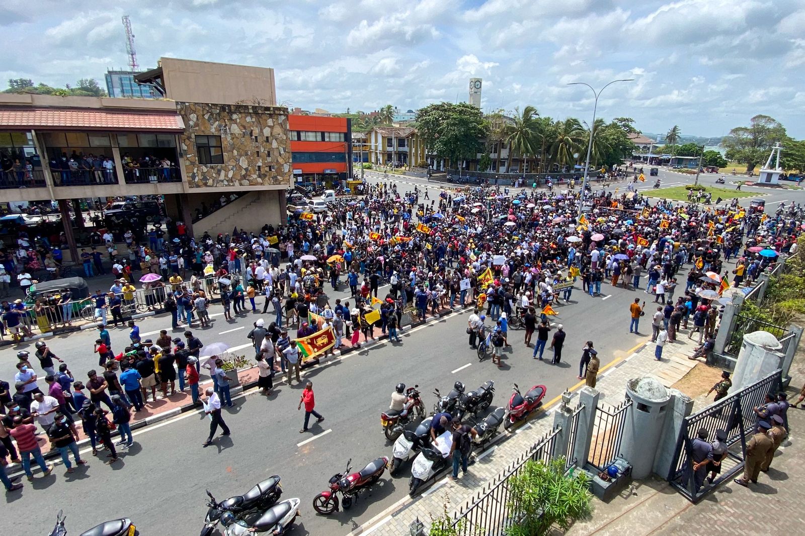 متظاهرون يشاركون في احتجاج مناهض للحكومة السريلانكية في  مدينة جالي - 9 يوليو 2022 - AFP