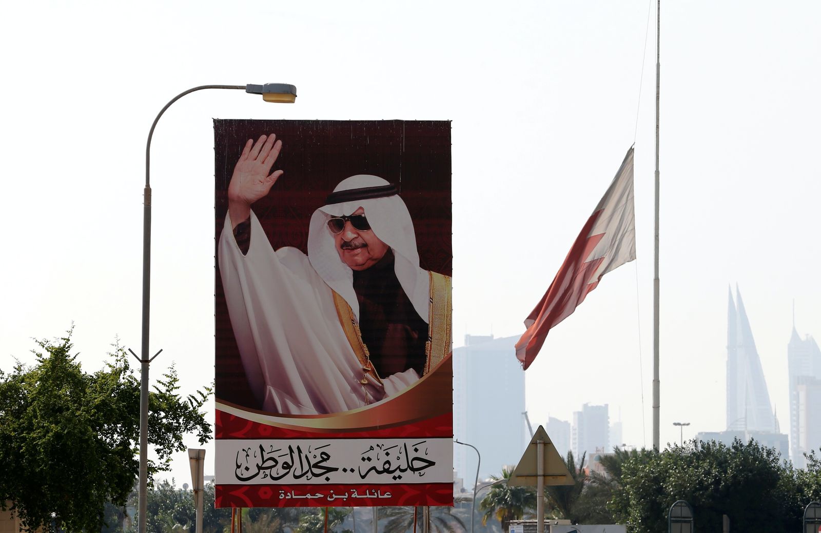 صورة لرئيس الوزراء البحريني الراحل الأمير خليفة بن سلمان آل خليفة في شارع بالعاصمة المنامة، 11 نوفمبر 2020  - REUTERS