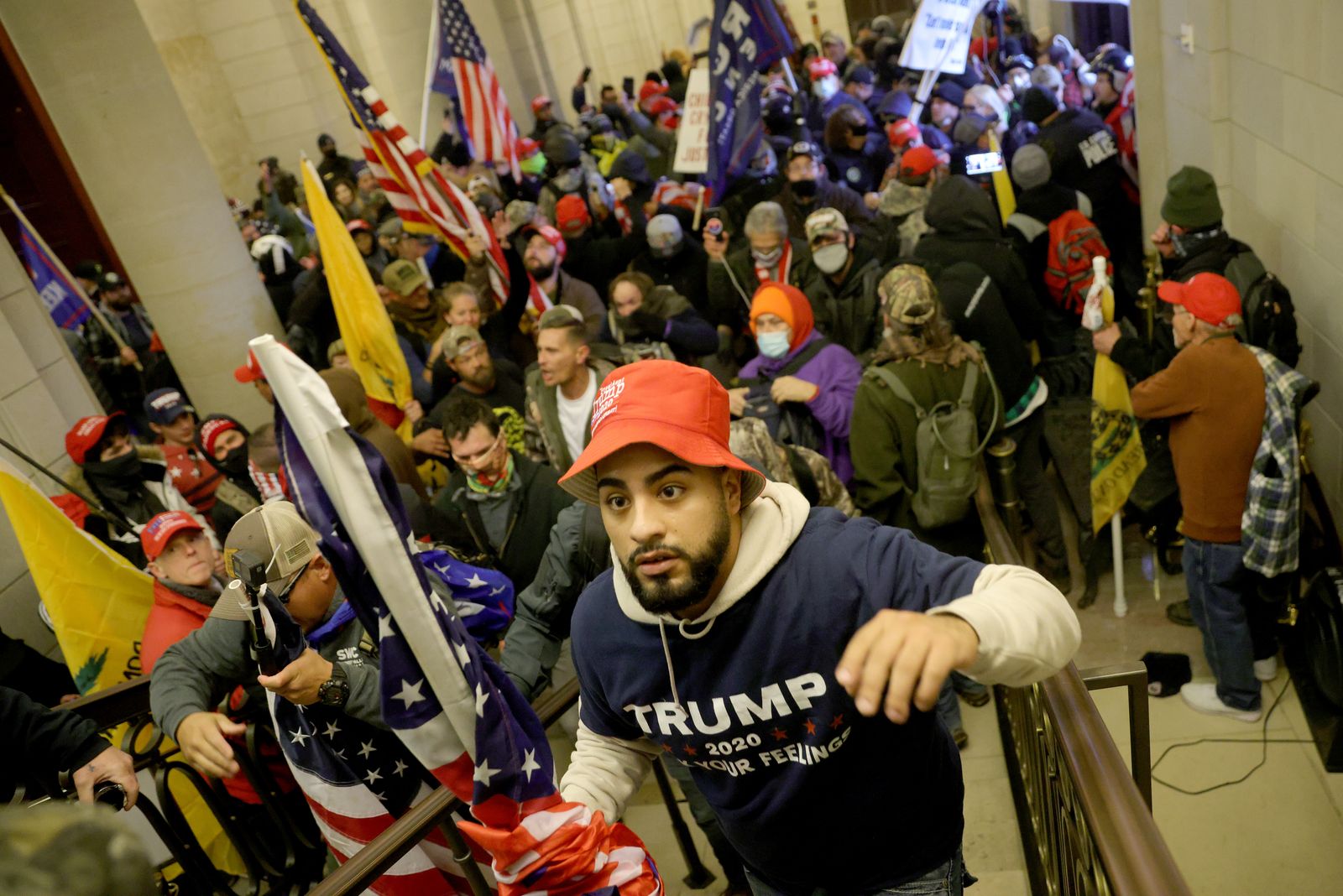 متظاهرون من أنصار الرئيس دونالد ترمب خلال اقتحامهم مبنى الكونغرس الأميركي - AFP