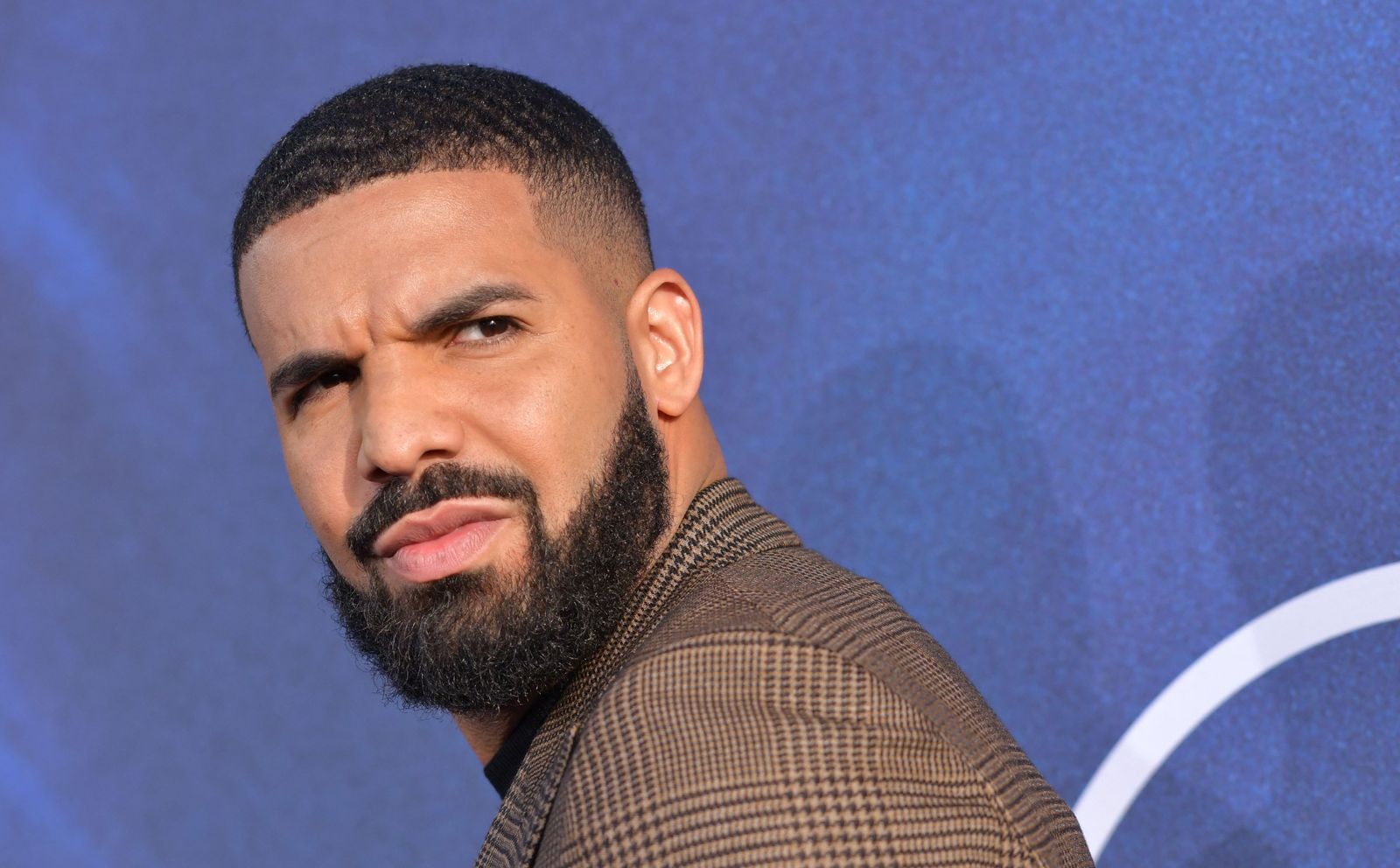 (FILES) Executive Producer US rapper Drake attends the Los Angeles premiere of the new HBO series 'Euphoria' at the Cinerama Dome Theatre in Hollywood on June 4, 2019. As revealed by the Financial Times, Universal Music has been asking platforms like Spotify or Apple Music since April to ban access to its catalog to those who want to use it to enrich AI programs. Google and Universal Music are also in talks about possible licenses for AI-generated melodies and artist voices, the Financial Times also reveals. (Photo by Chris Delmas / AFP)