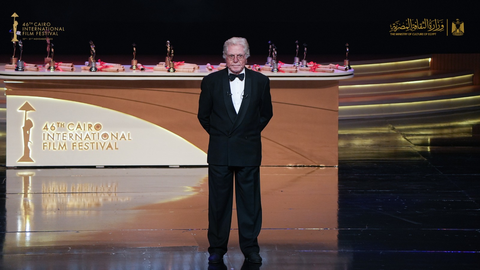 رئيس مهرجان القاهرة السينمائي الدولي الفنان حسين فهمي يتحدث في حفل ختام الدورة الـ46 من المهرجان. 21 نوفمبر 2025