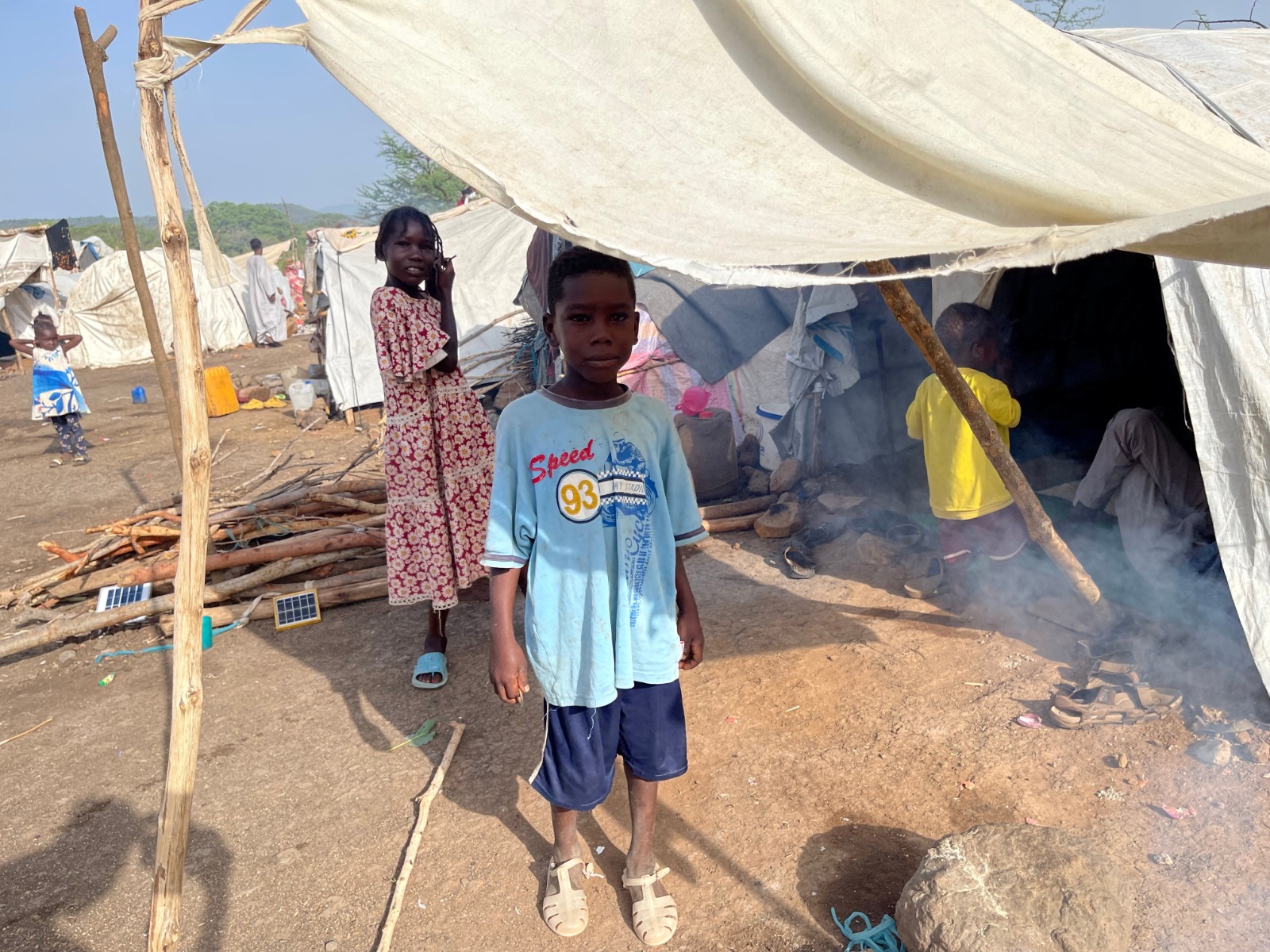أطفال ينظرون بالقرب من مخيم أولالا، منطقة أمهرة، إثيوبيا. 31 مايو 2024