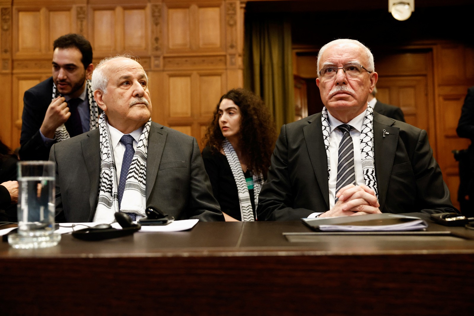 وزير الخارجية الفلسطيني رياض المالكي ومبعوث فلسطين إلى الأمم المتحدة رياض منصور خلال جلسة استماع داخل محكمة العدل الدولية في لاهاي. 19 فبراير 2024
