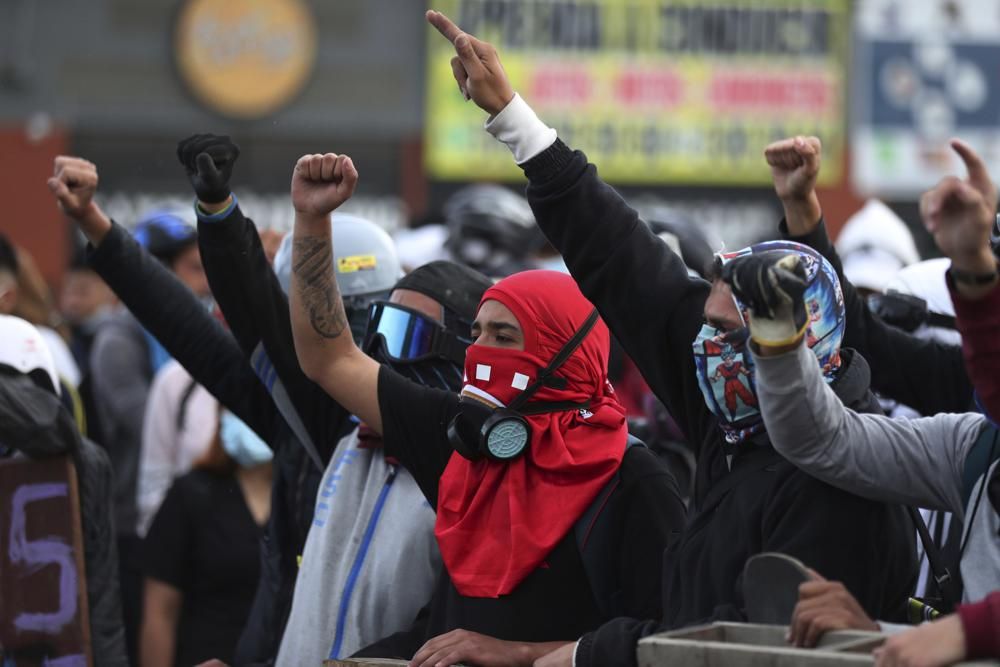 محتجون خلال تظاهرة مناهضة للحكومة في بوغوتا - 10 مايو 2021 - AP