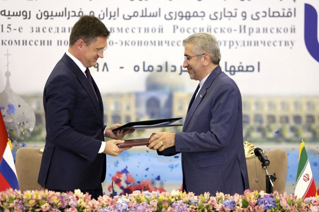 وزيرا الطاقة الإيراني رضا أردكاني (يمين) والروسي ألكسندر نوفاك بعد توقيعهما اتفاقات في أصفهان - 18 يونيو 2019 - AFP