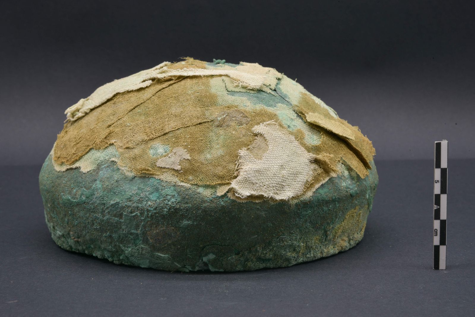 Handout picture distributed by the National Museum of Sican, Peru, on March 23, 2022, of elements uncovered by archeologists in what is believed to be the tomb of a surgeon, who was buried wearing a 