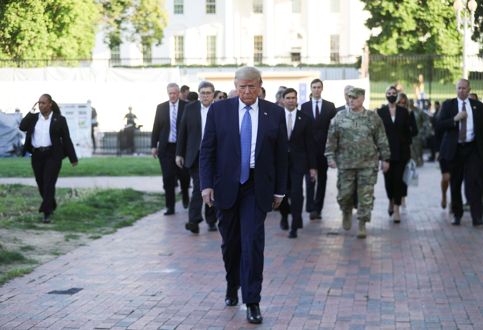 رئيس الأركان الأميركي الجنرال مارك ميلي (باللباس العسكري) وراء الرئيس دونالد ترمب خلال زيارته كنيسة قرب البيت الأبيض - 1 يونيو 2020  - REUTERS