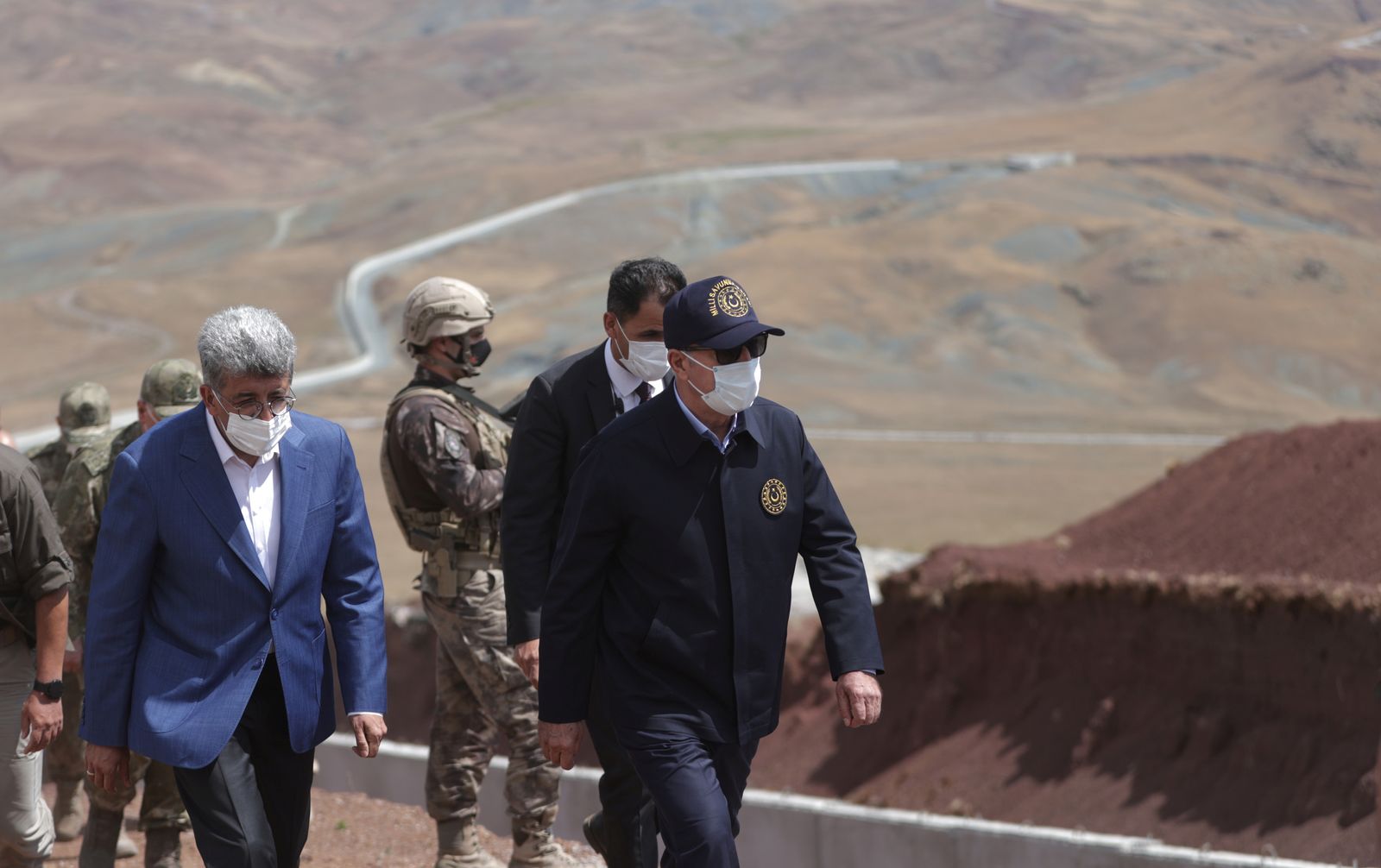 وزير الدفاع التركي، خلوصي أكار يتفقد الجدار الذي يتم تشييده على الحدود مع إيران. 15 أغسطس 2021. - REUTERS