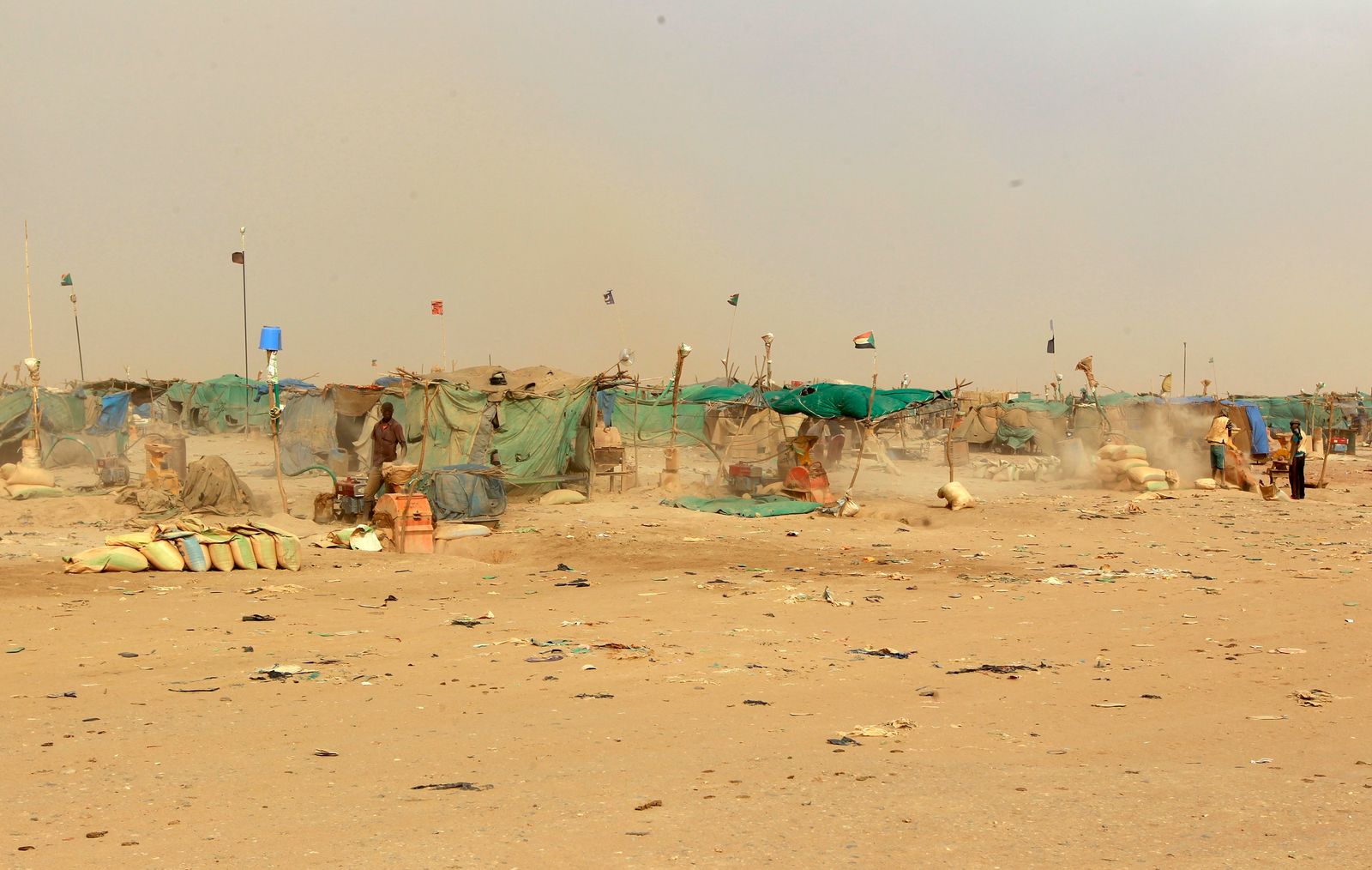 عمال منجم ذهب يسحقون الصخور بمنجم محلي ببلدة العبيدية بولاية نهر النيل شمال السودان- 30 يوليو 2013 - REUTERS