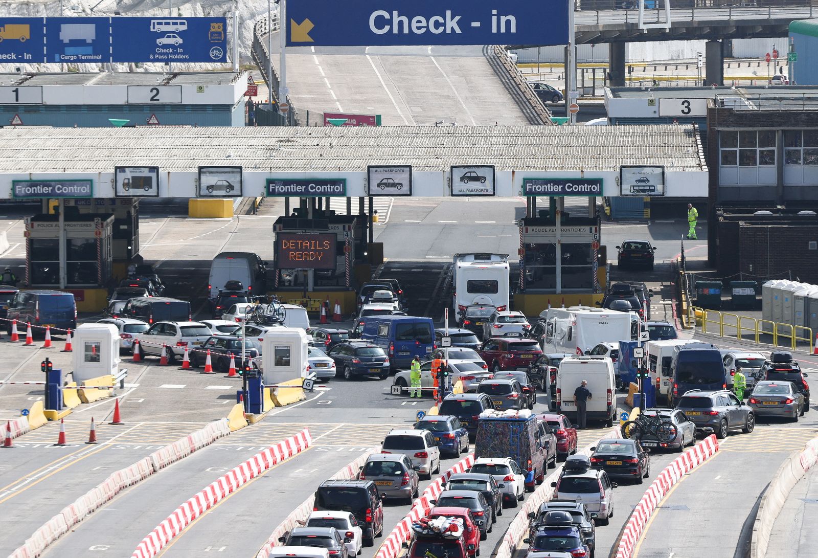 تكدس للمسافرين عند نقاط مراقبة الحدود في ميناء دوفر ببريطانيا- 24 يوليو  2022 - REUTERS