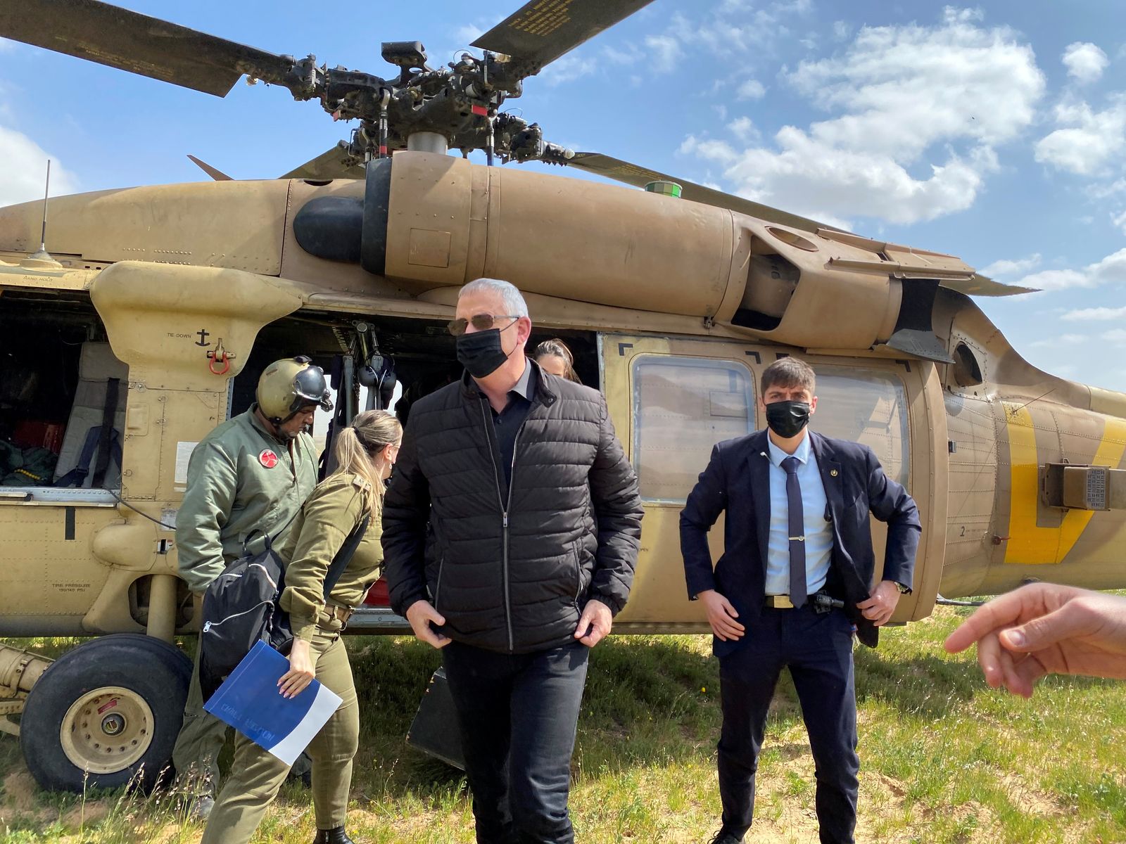 وزير الدفاع الإسرائيلي بيني غانتس خلال زيارة لمعبر حدودي بين إسرائيل وغزة - 2 مارس 2021 - REUTERS