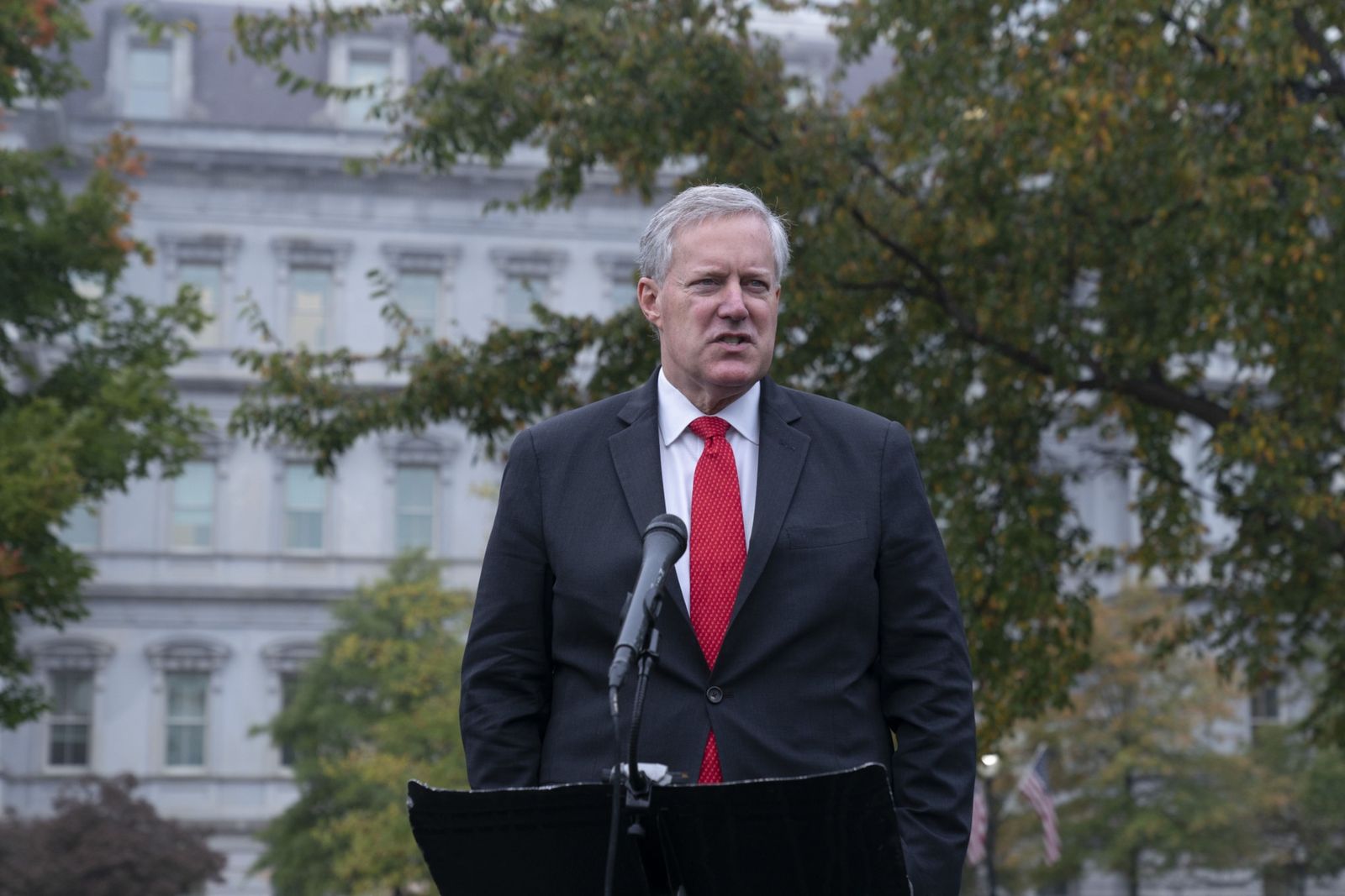 مارك ميدوز ، أبرز موظفي البيت الأبيض خلال عهد الرئيس السابق دونالد ترمب، يتحدث خارج البيت الأبيض - 21 أكتوبر 2020 - Bloomberg