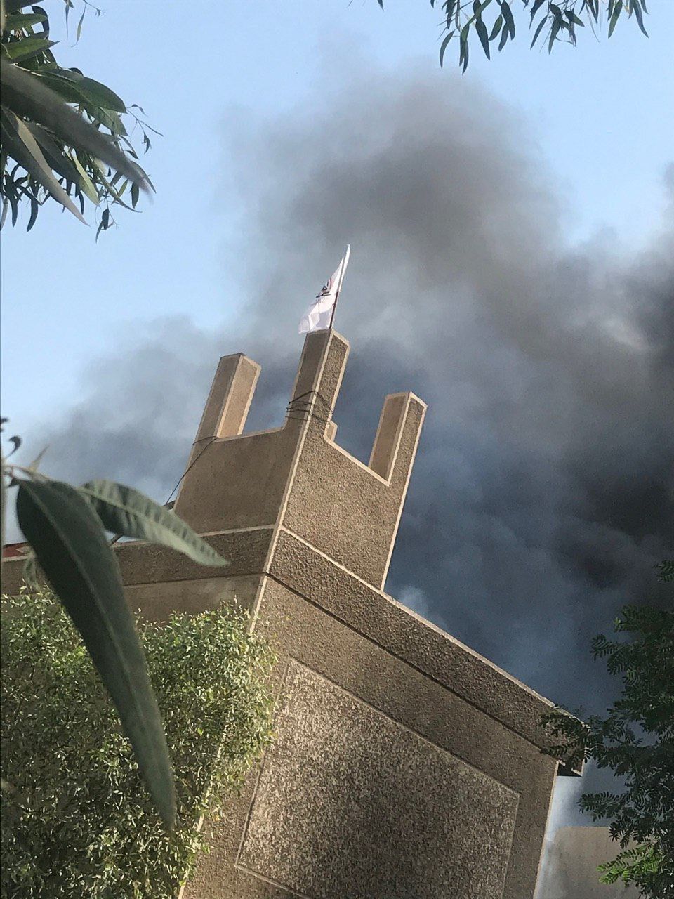 إضرام النار بمقر الحزب الديمقراطي الكردستاني ورفع علم 