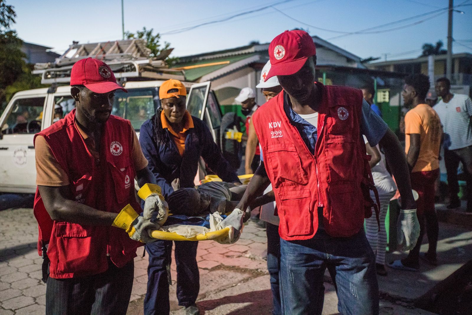 مسعفو الصليب الأحمر يحملون فتاة أصيبت خلال الزلزال، وسط عمليات البحث عن ناجيين. - REUTERS