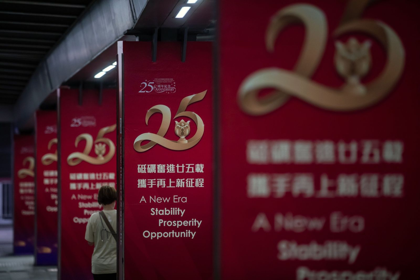 لافتات بمناسبة الذكرى الخامسة والعشرين لعودة هونج كونج إلى الحكم الصيني - 22 يونيو 2022 - Bloomberg