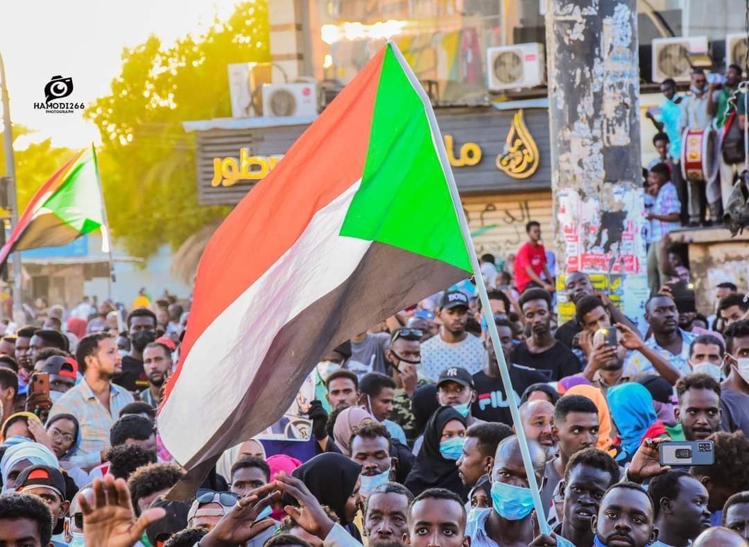 متظاهرون سودانيون معارضون للاتفاق السياسي خلال تظاهرة في حي الخرطوم بحري - 25 نوفمبر 2021 - الشرق
