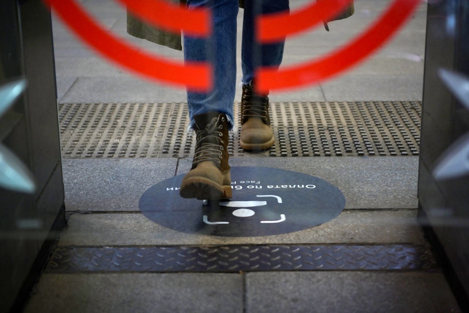 لاصق على الأرض يوضح قرب بوابة ميترو موسكو المجهزة بنظام الدفع عن طريق التعرف على الوجه - 23 سبتمبر 2021 - AFP