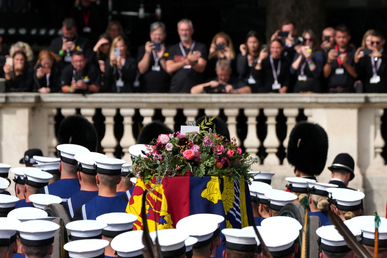 أفراد من الحرس الملكي يحملون نعش الملكة إليزابيث الثانية في موكب الجنازة بلندن- 19 سبتمبر 2022 - via REUTERS