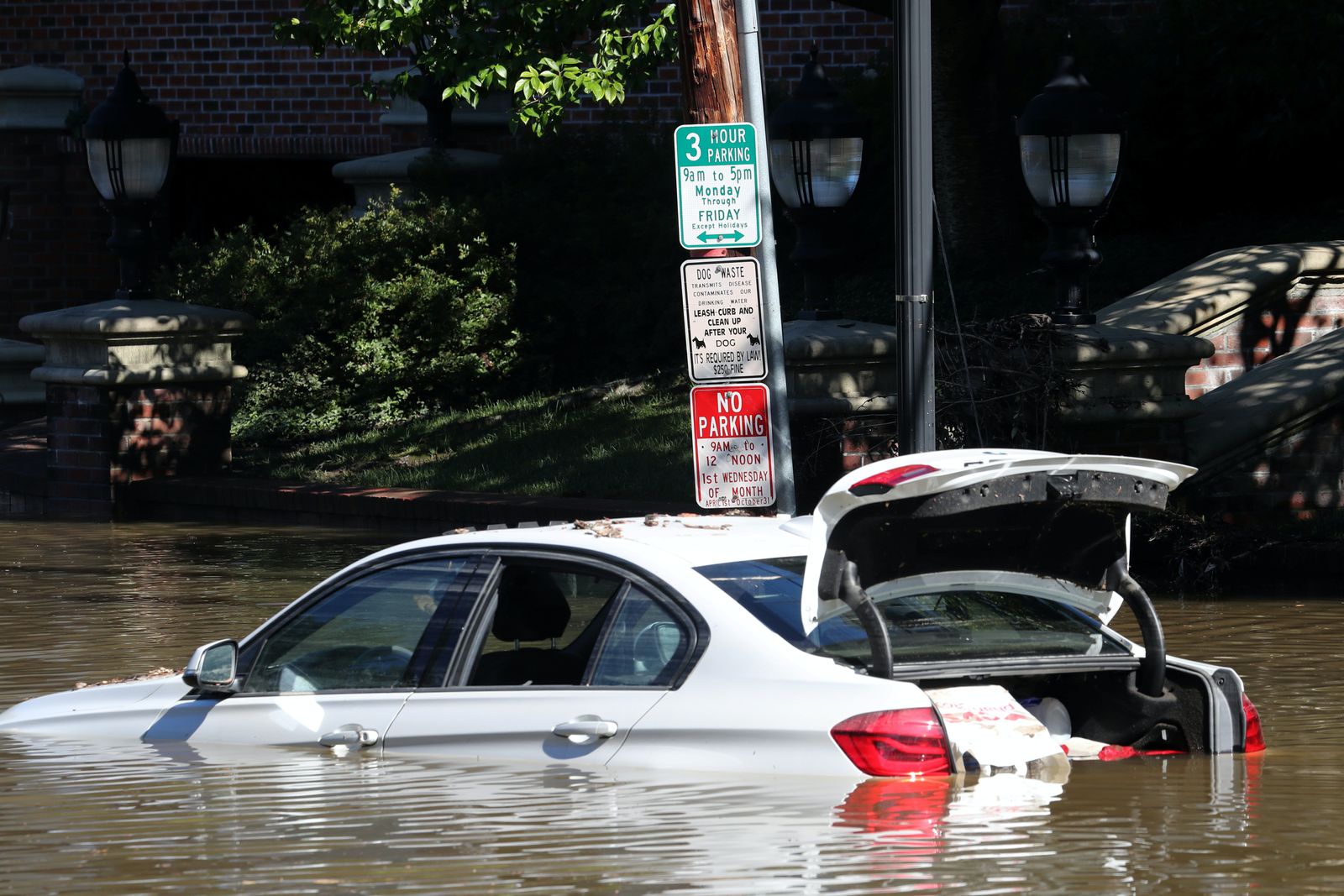 سيارة مغمورة بالمياه جراء الفيضانات في نيويورك- 2 سبتمبر 2021 - REUTERS