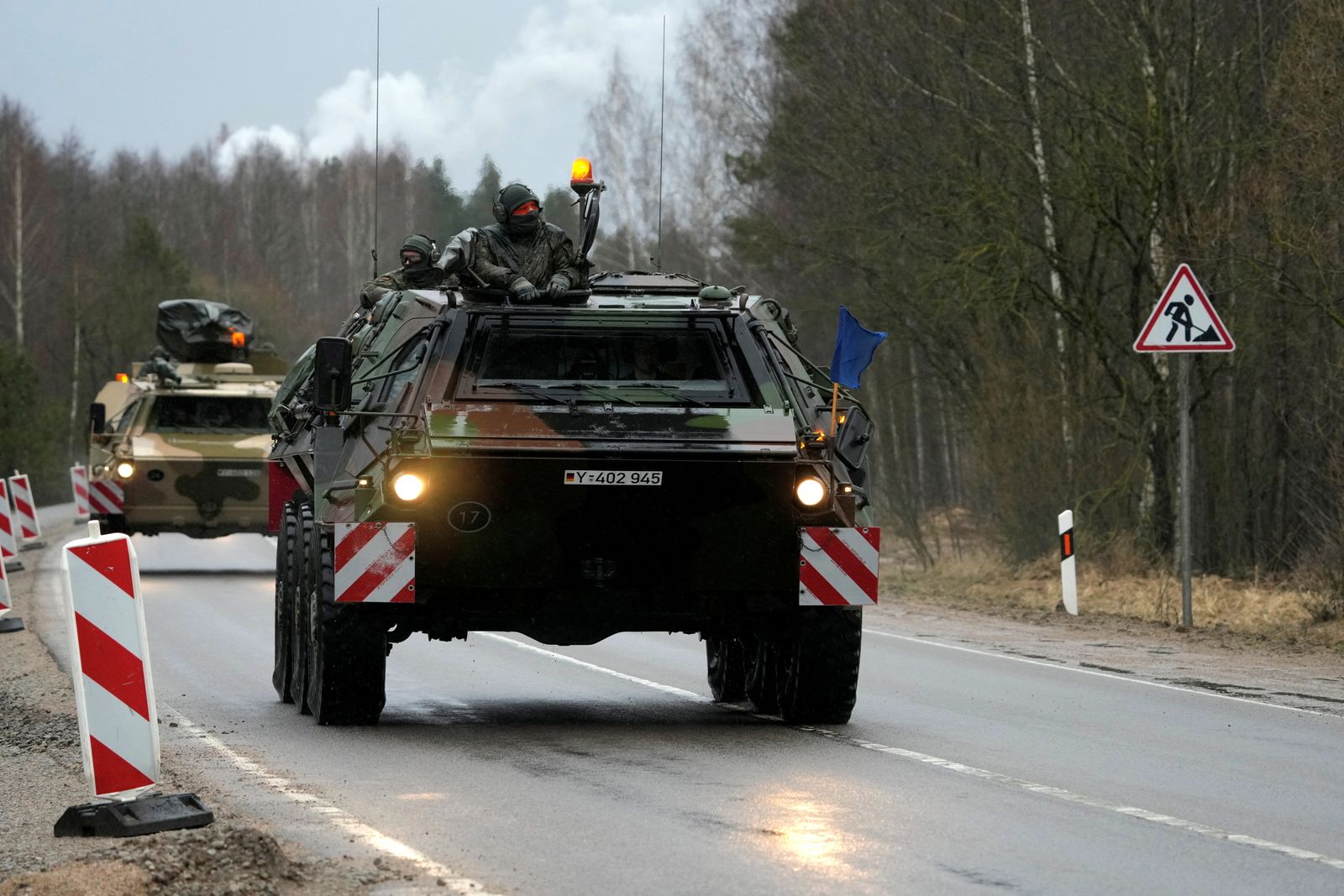 جانب من وصول مركبات عسكرية تعزيزية للمجموعة القتالية للناتو بقيادة ألمانيا إلى قاعدة روكلا العسكرية في ليتوانيا 17 فبراير 2022 - REUTERS