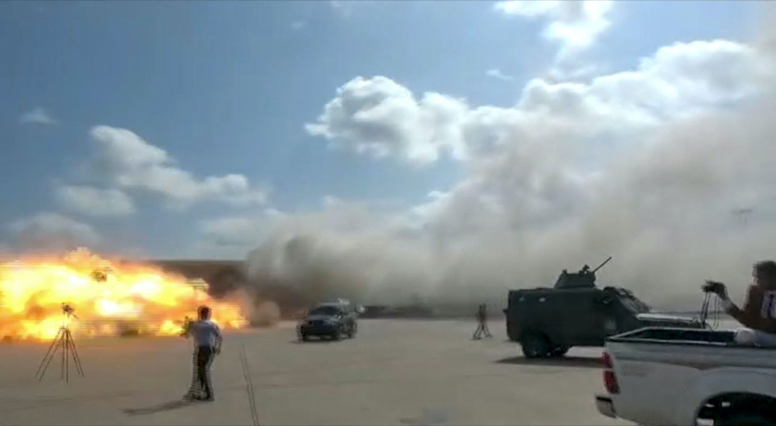 لقطة فيديو تظهر اللحظة التي ضربت فيها إحدى الذخائر مطار عدن في 30 ديسمبر 2020 ، بعد وقت قصير من وصول طائرة تقل أعضاء في حكومة الوحدة الجديدة - AFP
