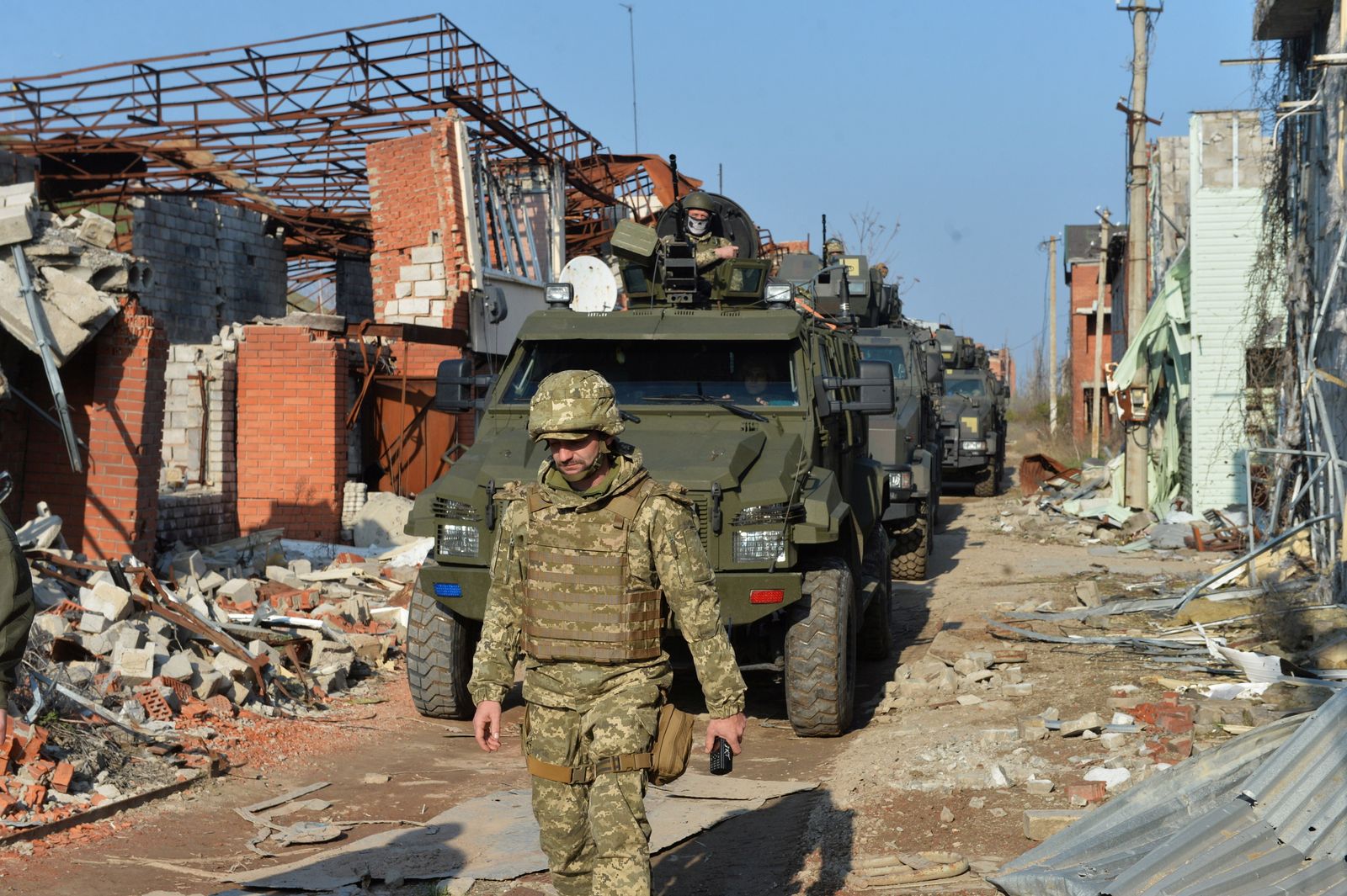 قوات أوكرانية على الجبهة في إقليم دونيتسك - 21 أبريل 2021 - REUTERS