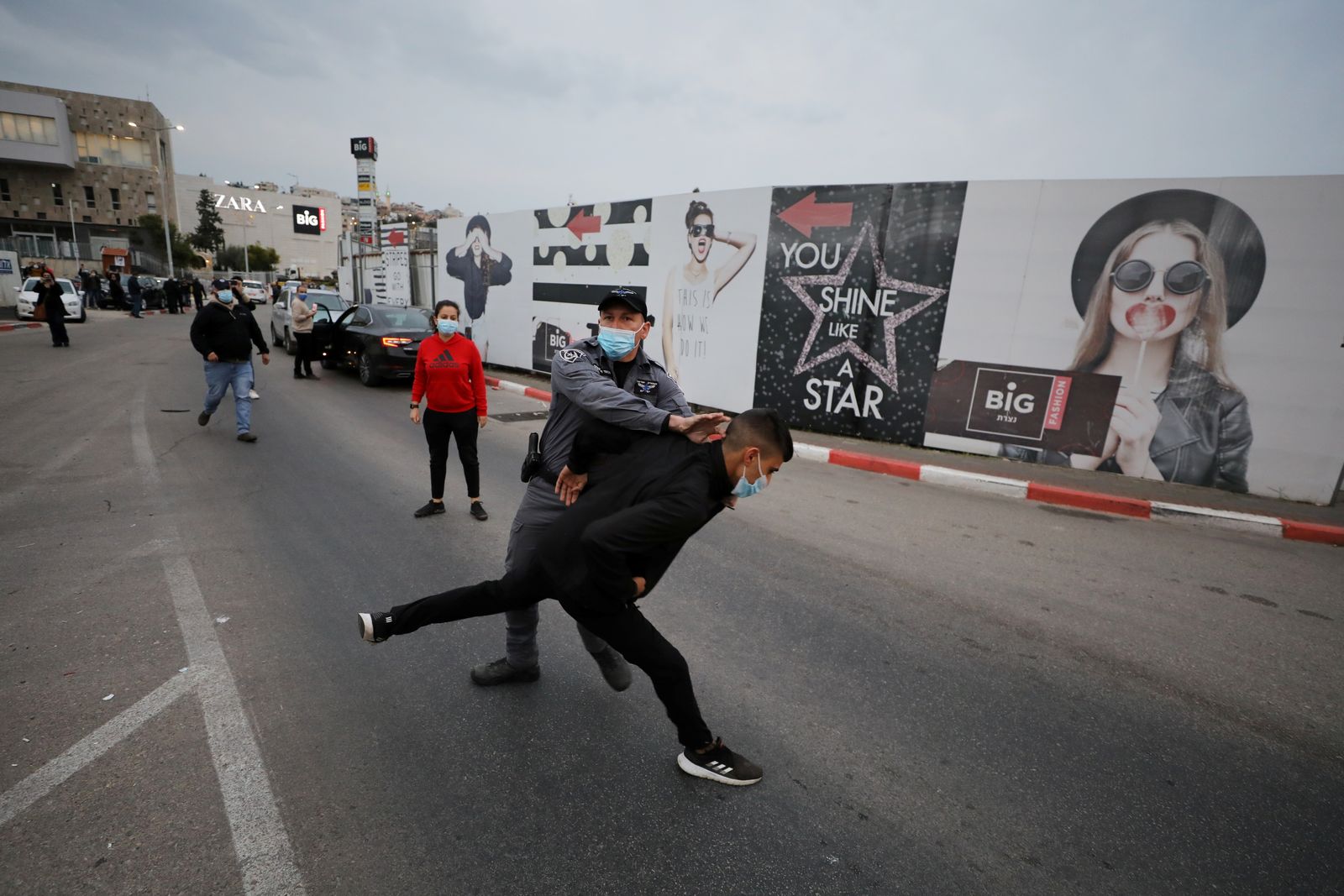 الشرطة الإسرائيلية تعتقل فلسطينيين خلال مظاهرة ضد رئيس الوزراء الإسرائيلي بنيامين نتنياهو أثناء زيارته مدينة الناصرة، 13 يناير 2021 - REUTERS