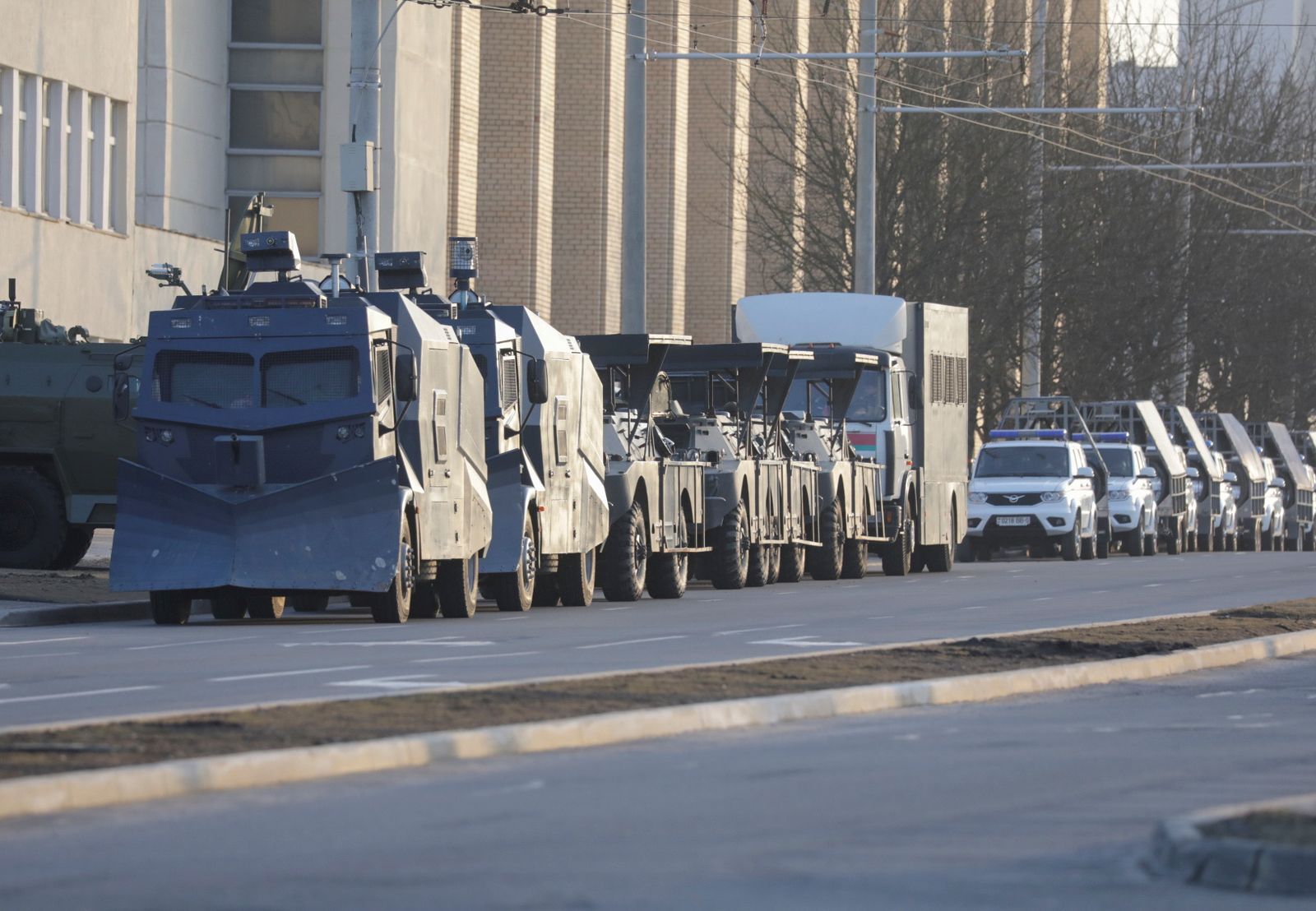 مركبات للشرطة البيلاروسية في مينسك - 25 مارس 2021 - REUTERS