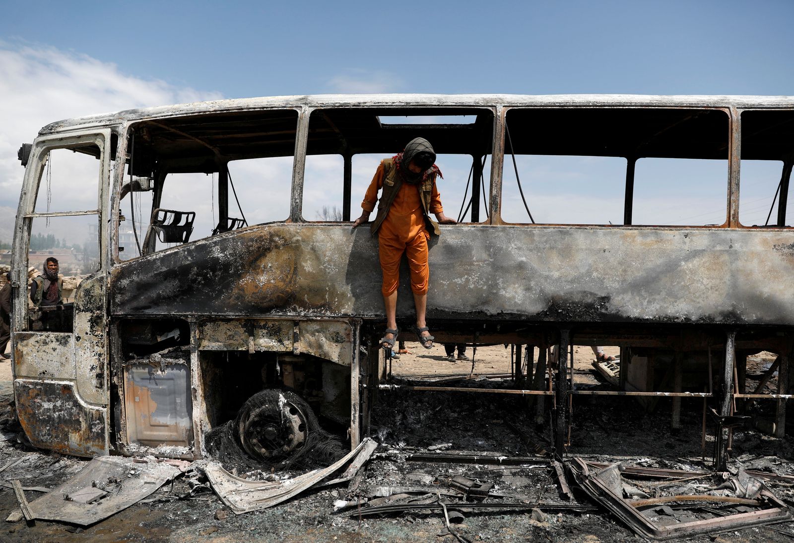 يقفز من حافلة محترقة في ضواحي كابول - 2 مايو 2021 - REUTERS
