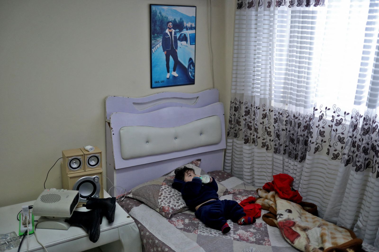 الطفل سهيل أحمدي خلال وجوده في منزل حامد صافي في كابول 7 يناير 2022 - REUTERS