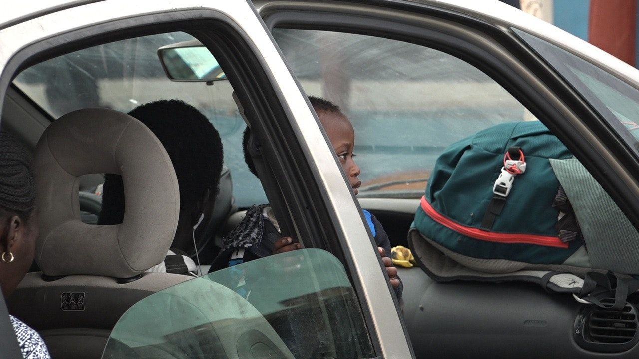 ابن المهاجر السنغالي  أيلو وايغو داخل سيارة مركونة، بالقرب من معبر الكركرات - الشرق