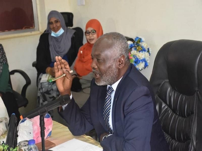 وزير المالية السوداني جبريل إبراهيم خلال اجتماع بديوان الحسابات القومي في الخرطوم- 27 يوليو 2021 - سونا
