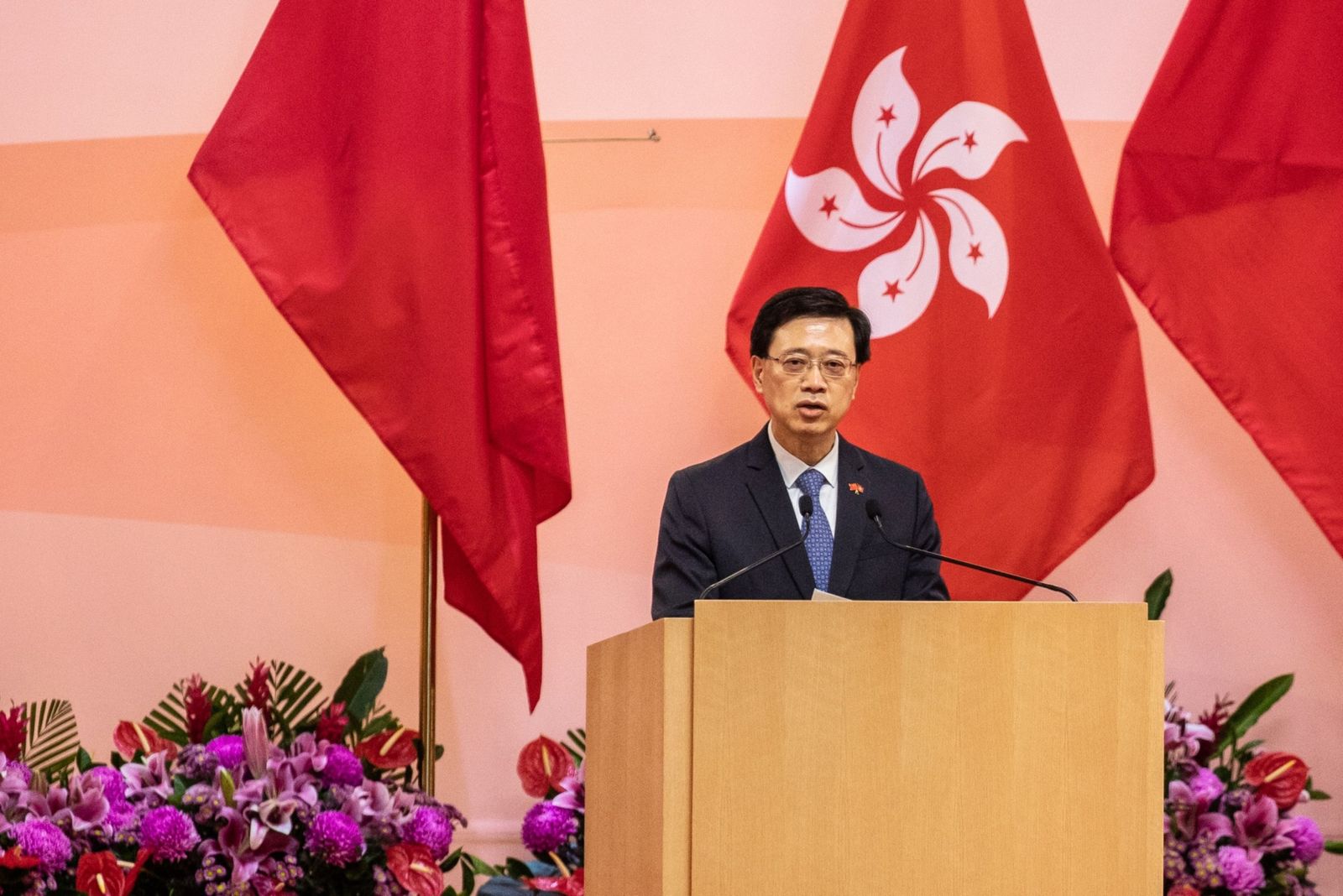 الرئيس التنفيذي بالوكالة لهونج كونج جون لي يتحدث خلال الذكرى الـ24 لعودة الإقليم إلى الحكم الصيني - 1 يوليو 2021 - Bloomberg