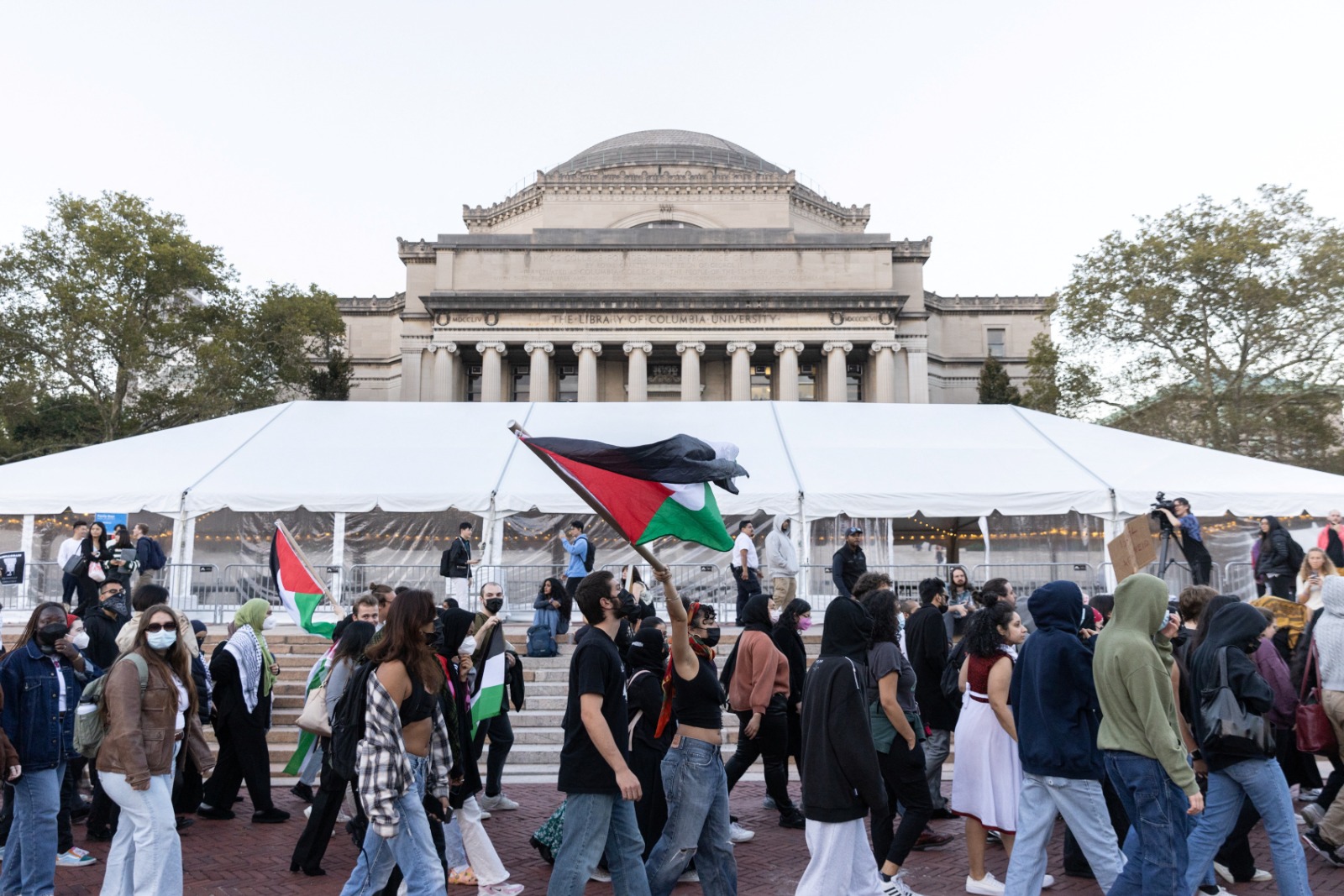 طلاب يشاركون في احتجاج لدعم الفلسطينيين وسط الصراع المستمر في غزة في جامعة كولومبيا الأميركية. 12 أكتوبر 2023 - Reuters