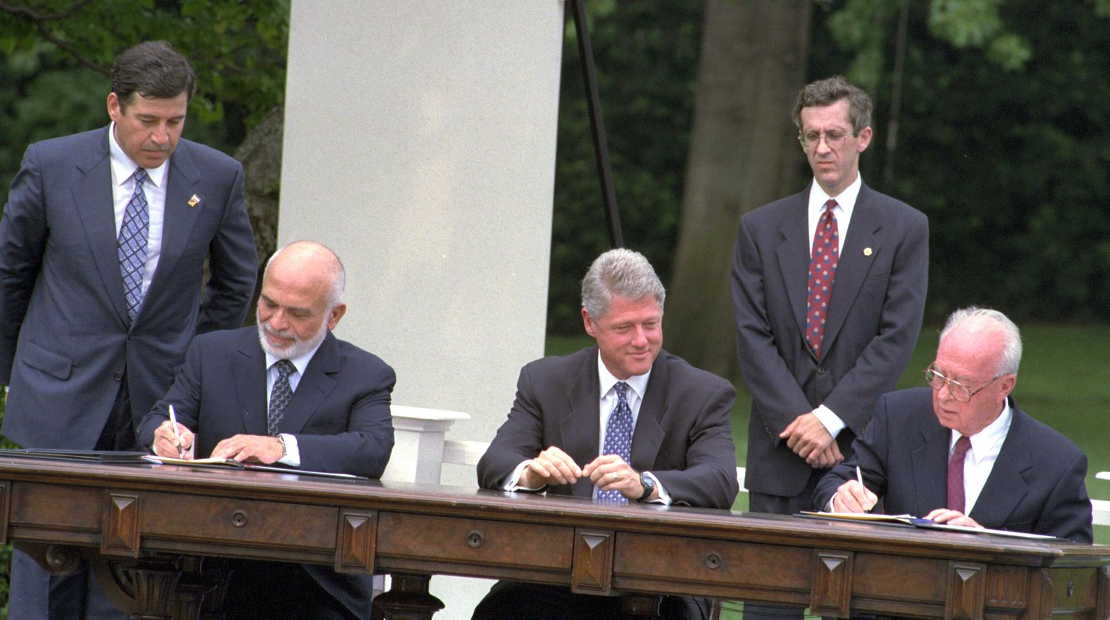 توقيع معاهدة السلام بين الأردن وإسرائيل في عام 1994. الرئيس الأميركي بيل كلينتون يشاهد العاهل الأردني الملك حسين ورئيس الوزراء الإسرائيلي إسحق رابين يوقعان المعاهدة في حديقة البيت الأبيض - Universal Images Group via Getty