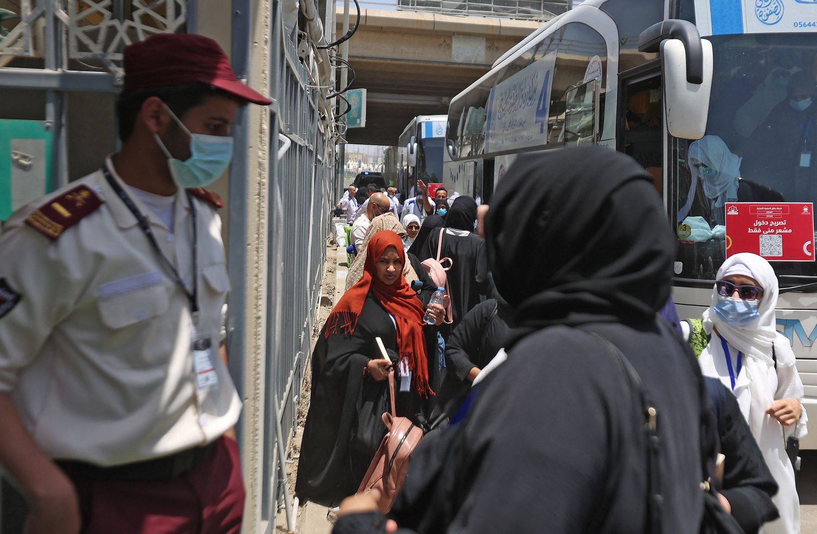 حجاج يصلون إلى مخيمهم في مشعر منى في أول أيام الحج، 7 يوليو 2022  - AFP