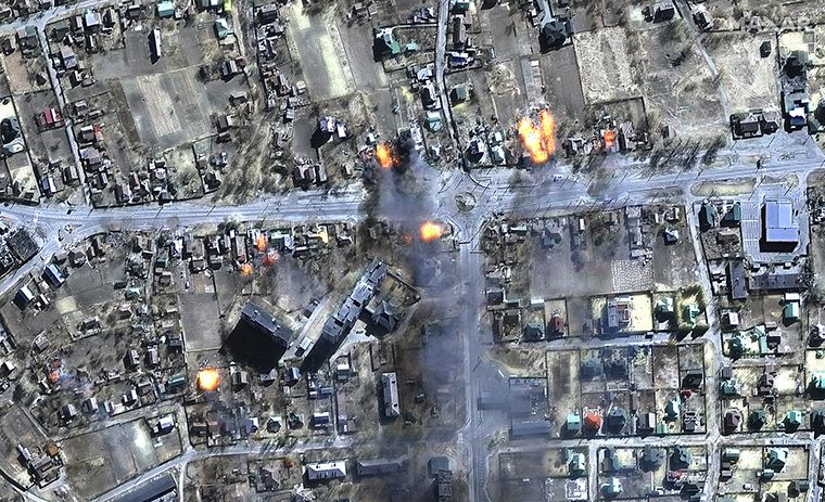 منازل تحترق في مدينة تشيرنيغوف شمال أوكرانيا - (Maxar Technologies)