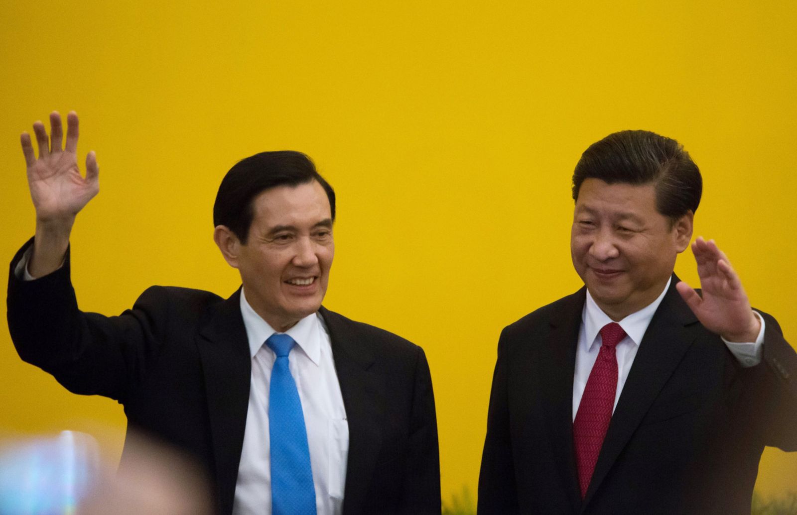 الرئيس الصيني شي جين بينج ونظيره التايواني السابق ما ينج جيو يلوّحان قبل اجتماعهما في سنغافورة - 7 نوفمبر 2015