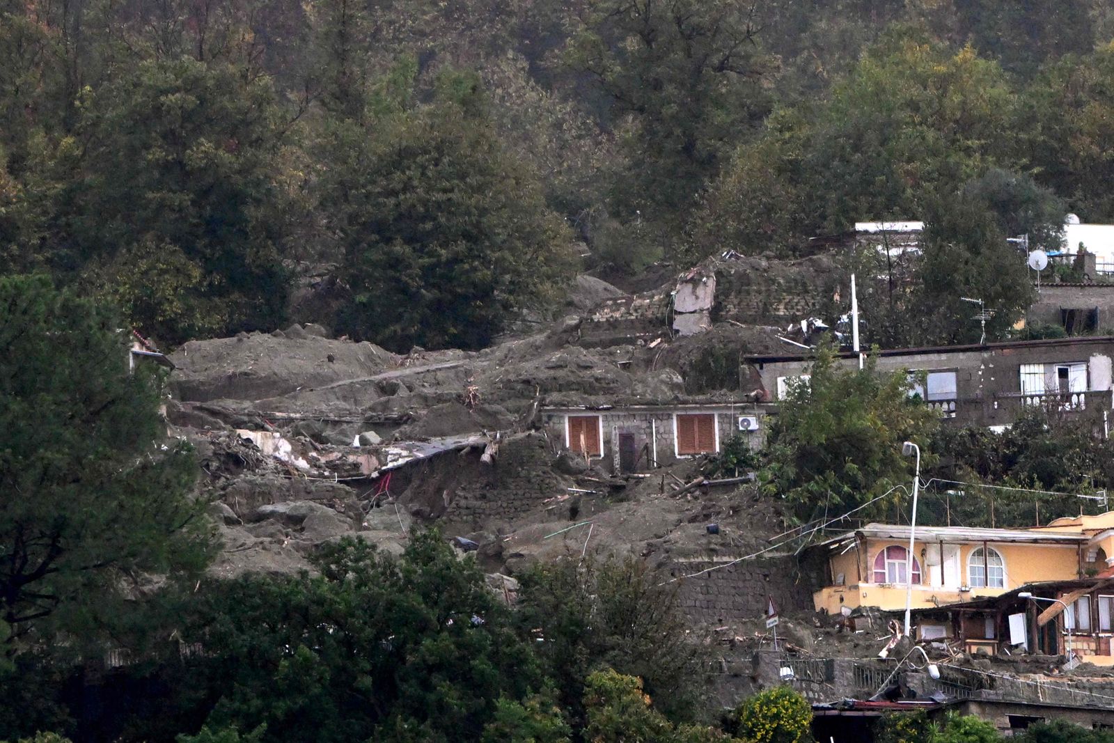 مباني متضررة بعد انهيار أرضي ناجم عن أمطار الغزيرة في بلدة كازاميشيولا بجزيرة إيسكيا جنوبي إيطاليا- 26 نوفمبر 2022 - AFP