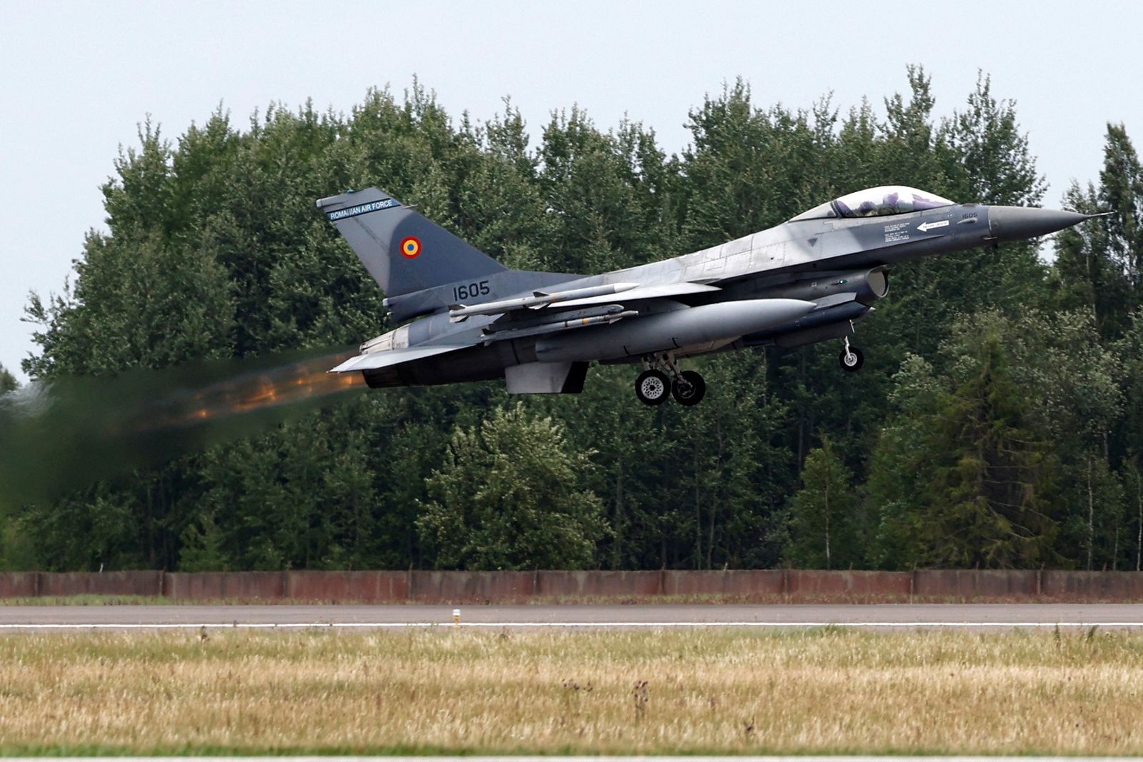 طائرة حربية طراز F-16 تابعة لسلاح الجو الروماني تقلع من قاعدة 