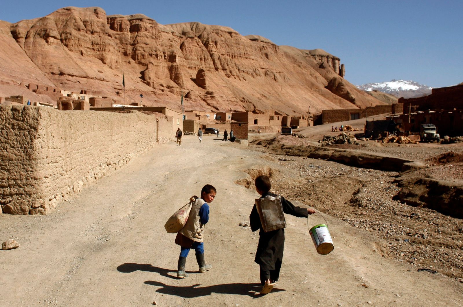 جانب من مجمع سكني لإحدى قبائل مجموعة الهزارة ولاية باميان، التي تقع على بعد 240 كيلومتراً من العاصمة كابول. 13 أبريل 2007. - REUTERS