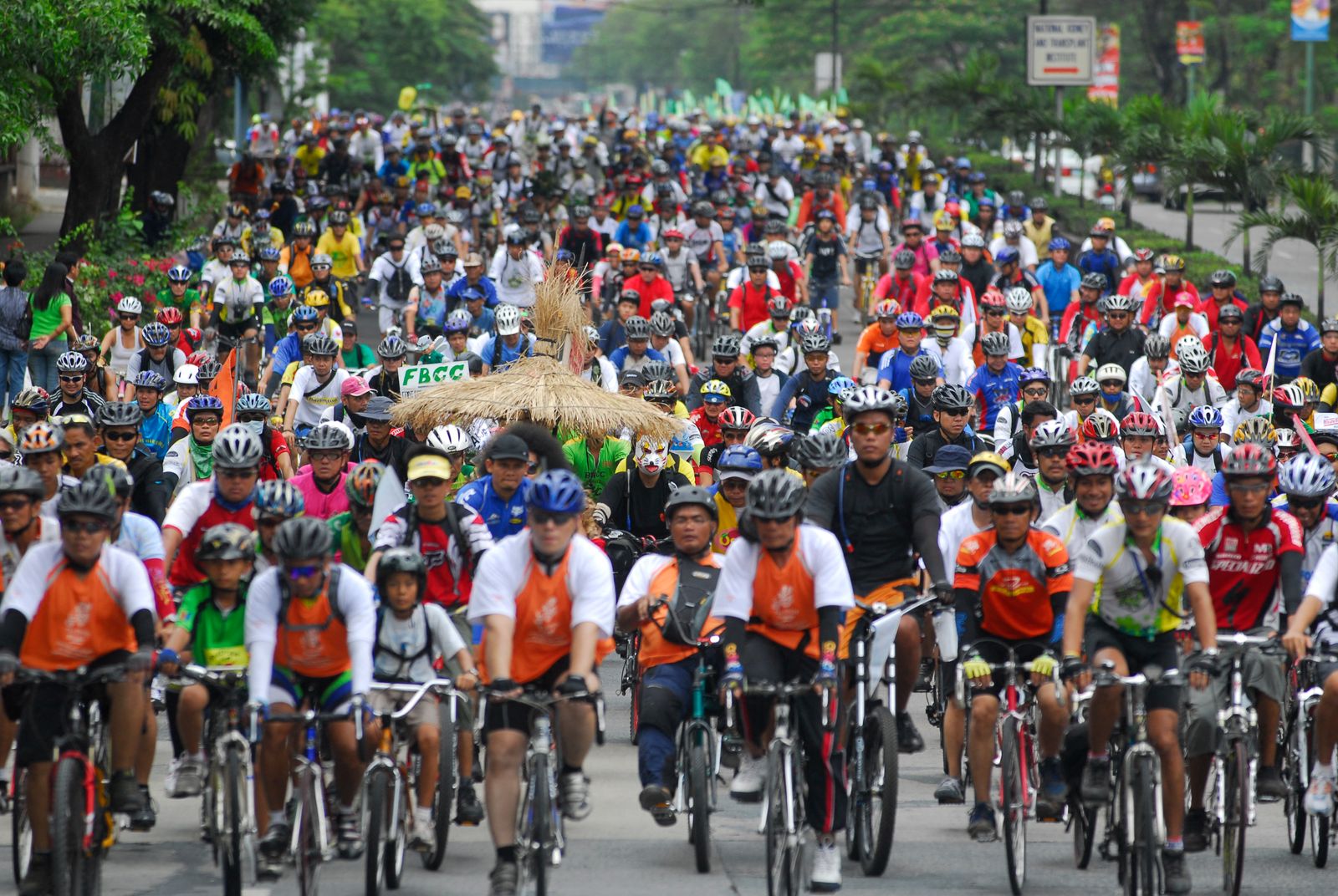 Thousands of bikers join the Annual Tour of the Fireflies around the streets of seven cities, in Manila on April 20, 2008 prior to Earth Day. The 50-kilometer bicycle ride promotes the use of bicycle as an alternative means of transportation that is cheap, efficient, environmentaly sensible and good for one's health. AFP PHOTO/LUIS LIWANAG (Photo by LUIS LIWANAG / AFP) - AFP