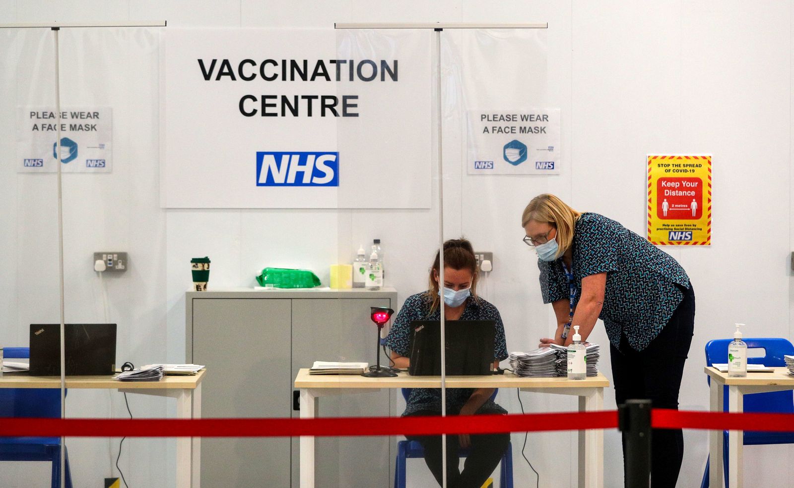 مركز للتطعيم داخل قبو لكاتدرائية بلاكبيرن البريطانية، 18 يناير 2021 - REUTERS