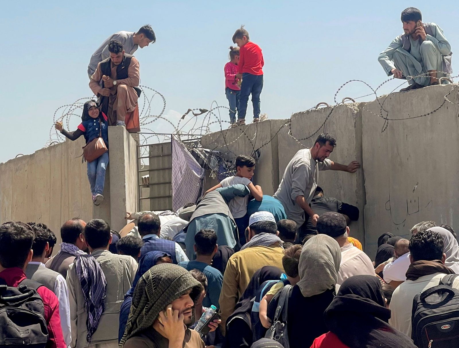 جانب من محاولات الأفغان دخول مطار كابول - 16 أغسطس 2021 - REUTERS
