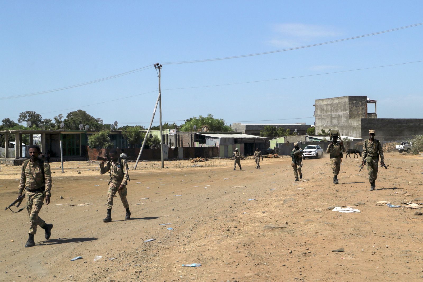 عناصر من قوات الأمهرة بالقرب من الحدود مع تيغراي. - REUTERS