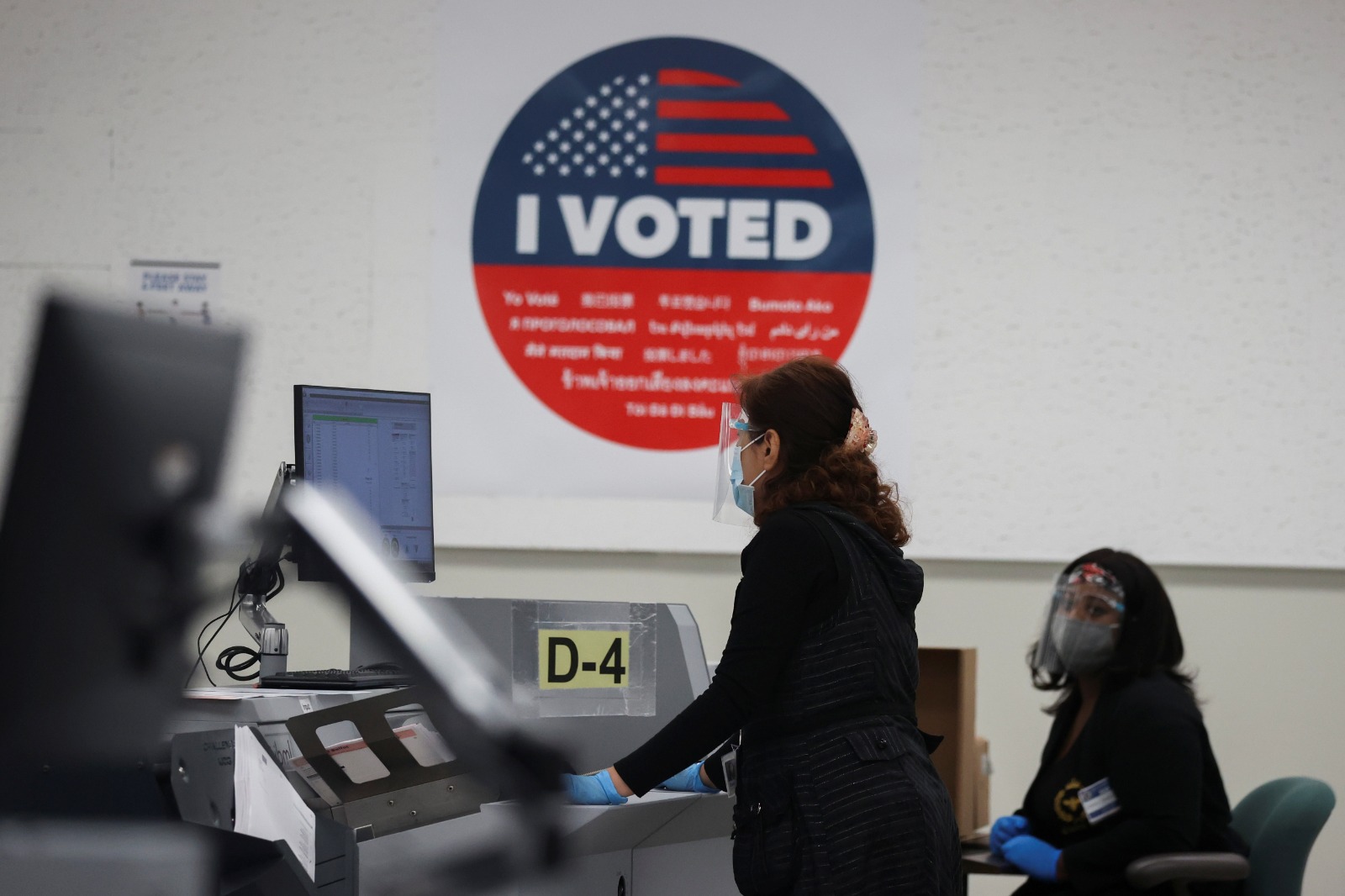 فرز أصوات الناخبين في الانتخابات الرئاسية الأميركية في لوس أنجلوس بولاية كاليفورنيا. 5 نوفمبر 2020 - REUTERS