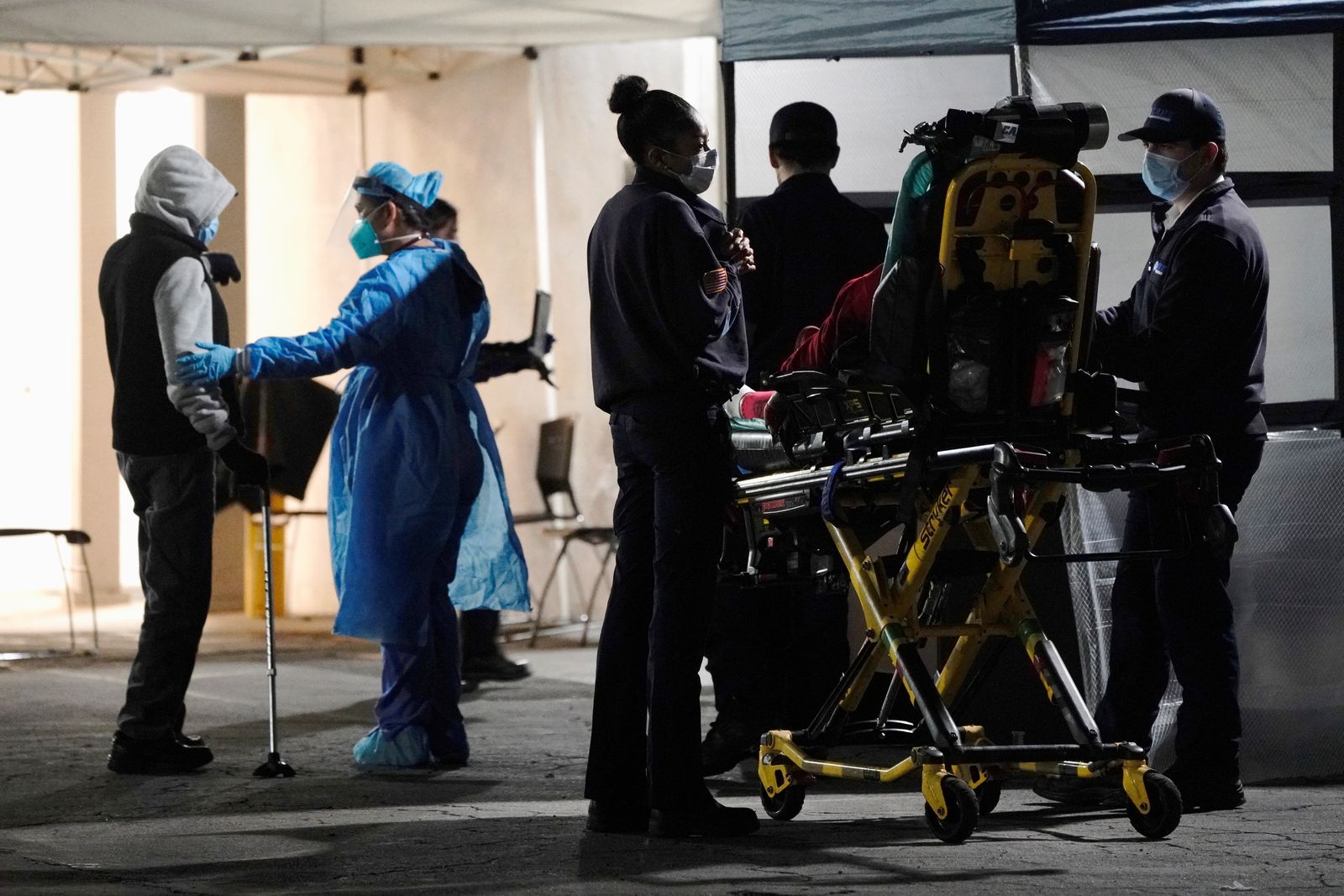 أطباء العناية الفائقة يعالجون مرضى كورونا خارج المستشفى مع زيادة عدد الإصابات في لوس أنجليس كاليفورنيا، 29 ديسمبر 2020 - REUTERS